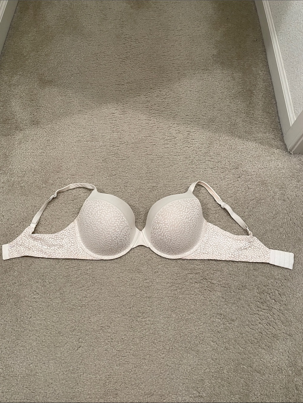 Preowned Victoria’s Secret white bra 38dd